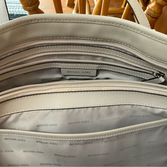 Large Michael Kor’s Tote with Lots of Compartments - Picture 7 of 12
